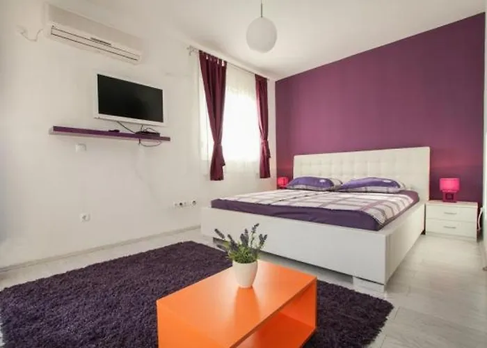 In Okrug Gornji With Terrace, Air Conditioning, Wifi, Washing Machine 5051-1 公寓