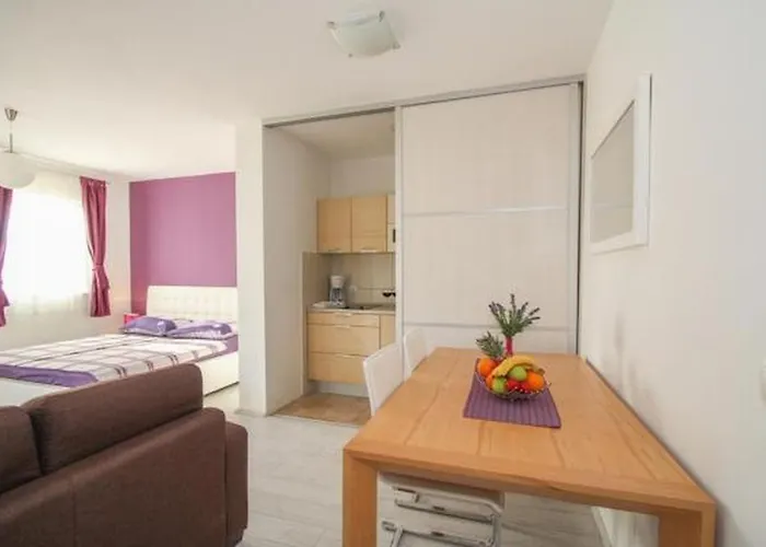 In Okrug Gornji With Terrace, Air Conditioning, Wifi, Washing Machine 5051-1 公寓 特罗吉尔