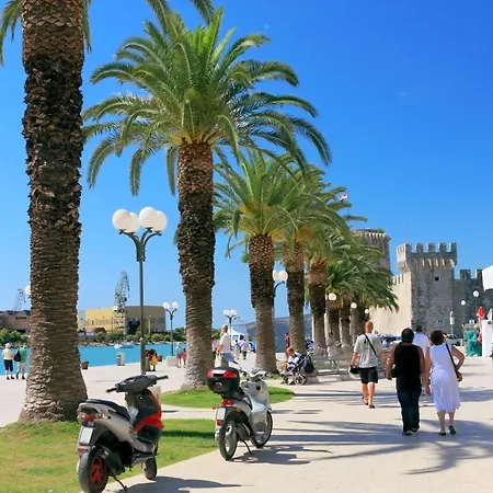 In Okrug Gornji With Terrace, Air Conditioning, Wifi, Washing Machine 5051-1 شقة