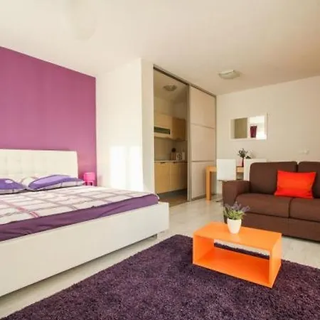 In Okrug Gornji With Terrace, Air Conditioning, Wifi, Washing Machine 5051-1 شقة تروغير