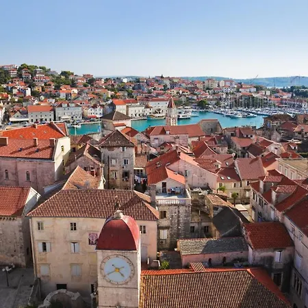 In Okrug Gornji With Terrace, Air Conditioning, Wifi, Washing Machine 5051-1 شقة تروغير