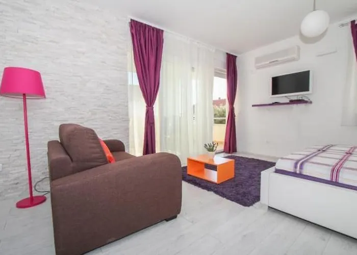 In Okrug Gornji With Terrace, Air Conditioning, Wifi, Washing Machine 5051-1 Trogir