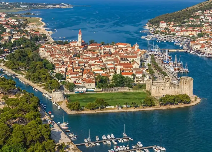 In Okrug Gornji With Terrace, Air Conditioning, Wifi, Washing Machine 5051-1 * Trogir