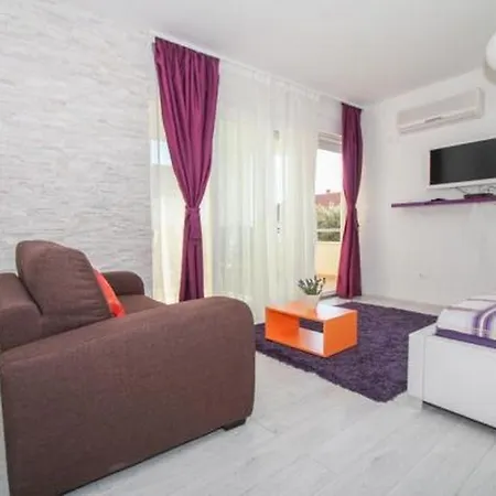 In Okrug Gornji With Terrace, Air Conditioning, Wifi, Washing Machine 5051-1 特罗吉尔