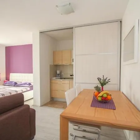 In Okrug Gornji With Terrace, Air Conditioning, Wifi, Washing Machine 5051-1 公寓 特罗吉尔